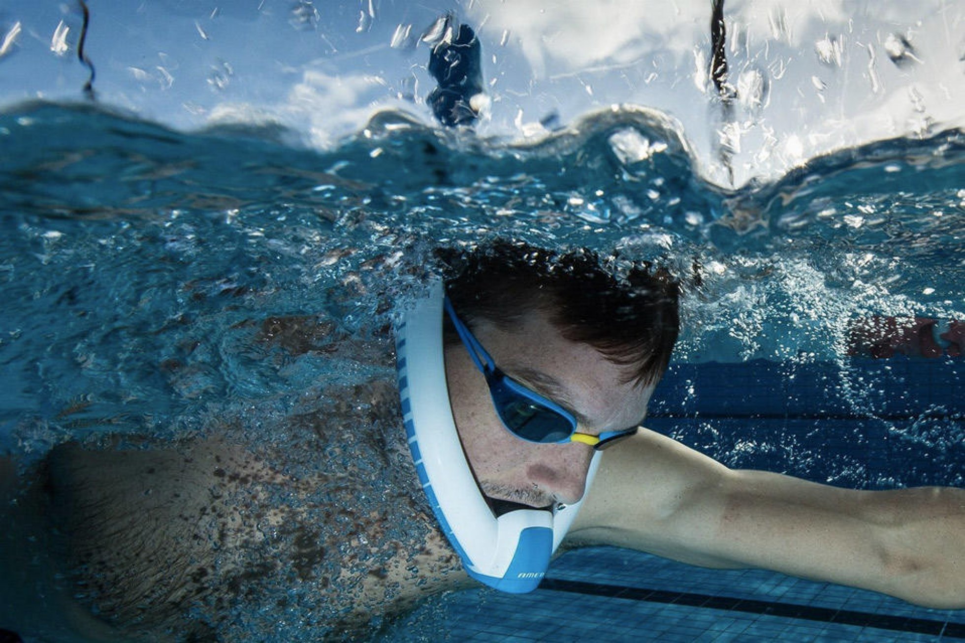 Вода во время плавания. Трубка для плавания Ameo Powerbreather. Пловец в воде. Плавать в бассейне. Плавать под водой.