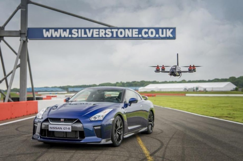 Duel: Nissan GT-R mod en drone på Silverstone