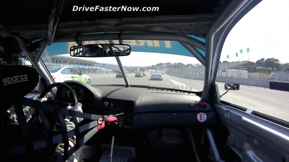 Video: Denne racerkører har intet problem med at starte på sidstepladsen 