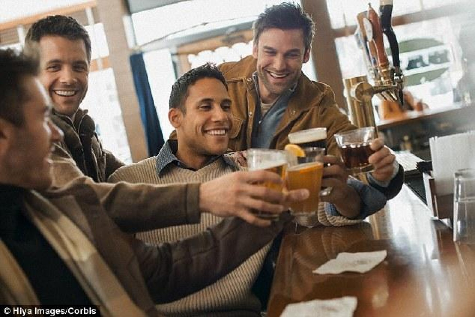 Муж выпил с друзьями. Мужчина с друзьями в баре. Друзья выпивают. Мужики в баре. Мужчина с пивом.