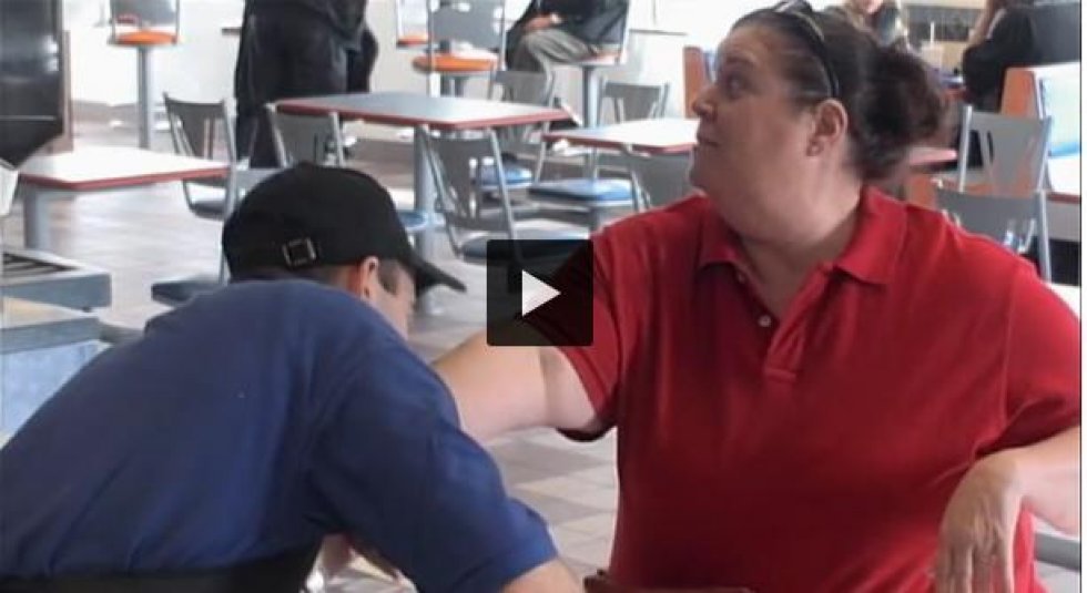 Populært prank-show til Danmark: Se kundens reaktion når burger-ekspedient kysser hende på armen