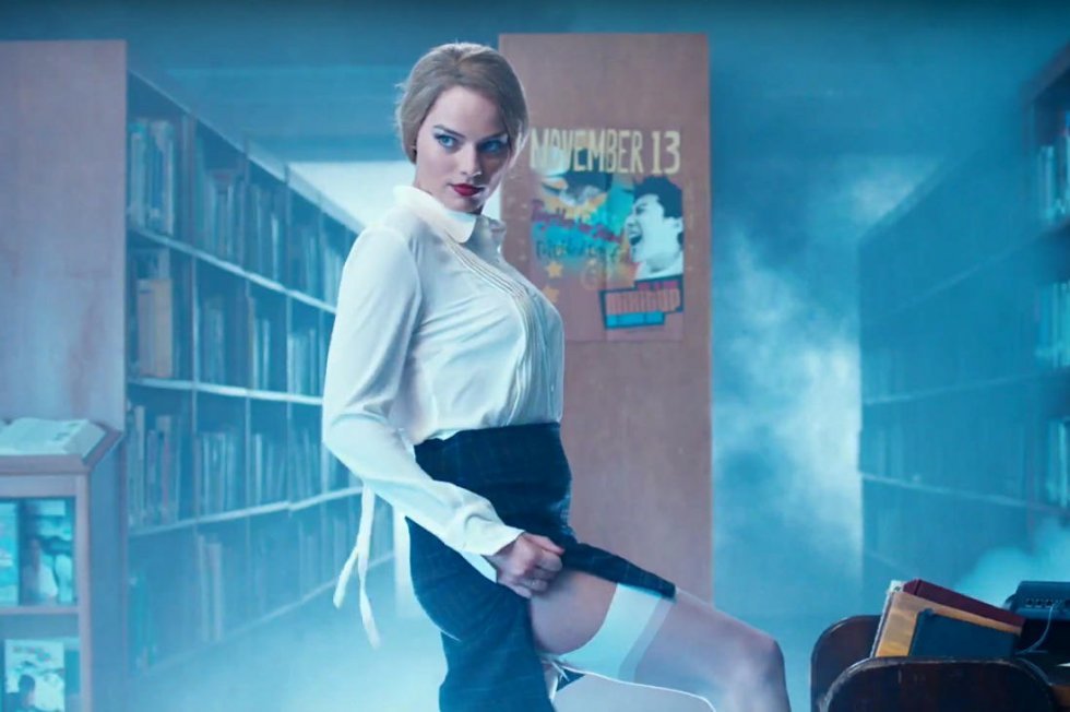 Margot Robbie forfører fem drenge som fræk og sexet bibliotekar