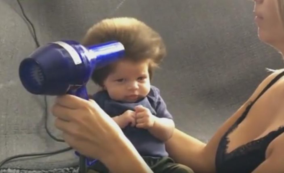 Denne 9 uger gamle baby har et sejere hår end dig - og giver ikke en fuck