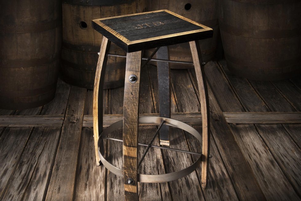 Her er barstolene der er lavet af ægte Jack Daniels-tønder