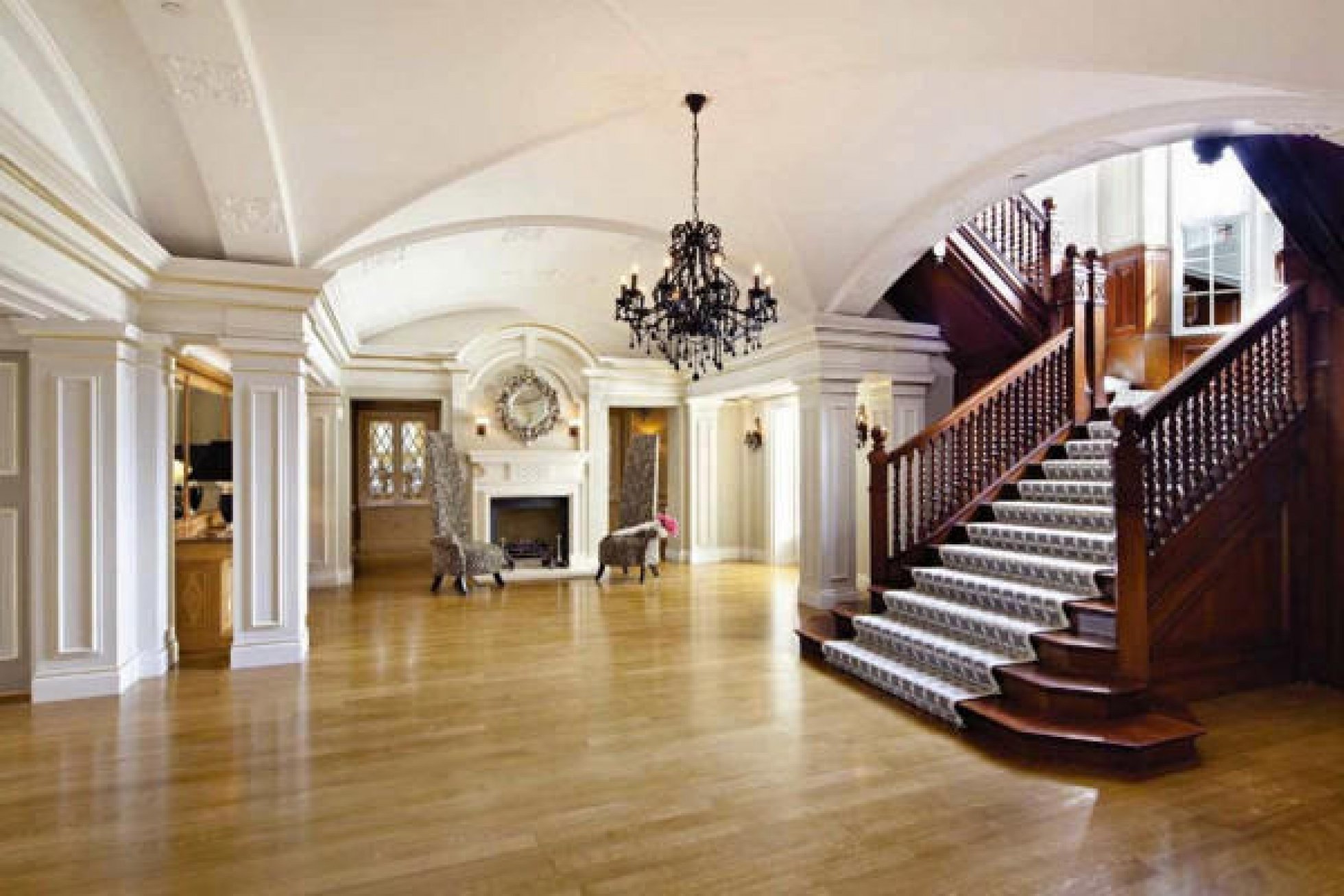 Жить в холе. Грейнджер Холл особняк лестница. Мэншен-Хаус (Mansion House) в Лондоне внутри. Особняк Зюганова на рублёвке. Мэншен-Хаус (Mansion House) на Рублевке Дубай.