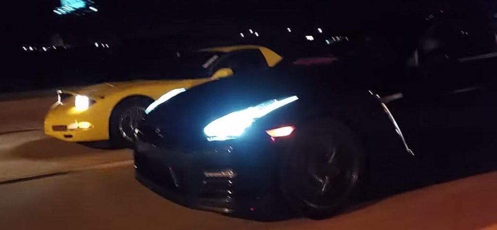 Vanvittig Subaru overhaler Corvette og Nissan GTR med 250 i timen i ulovligt gaderæs