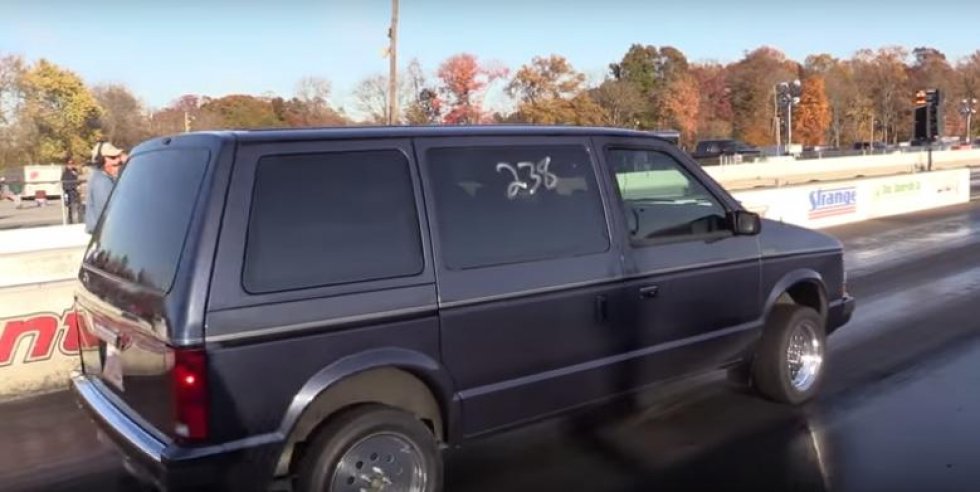 Denne familiebil tørrer røv i muskelbiler