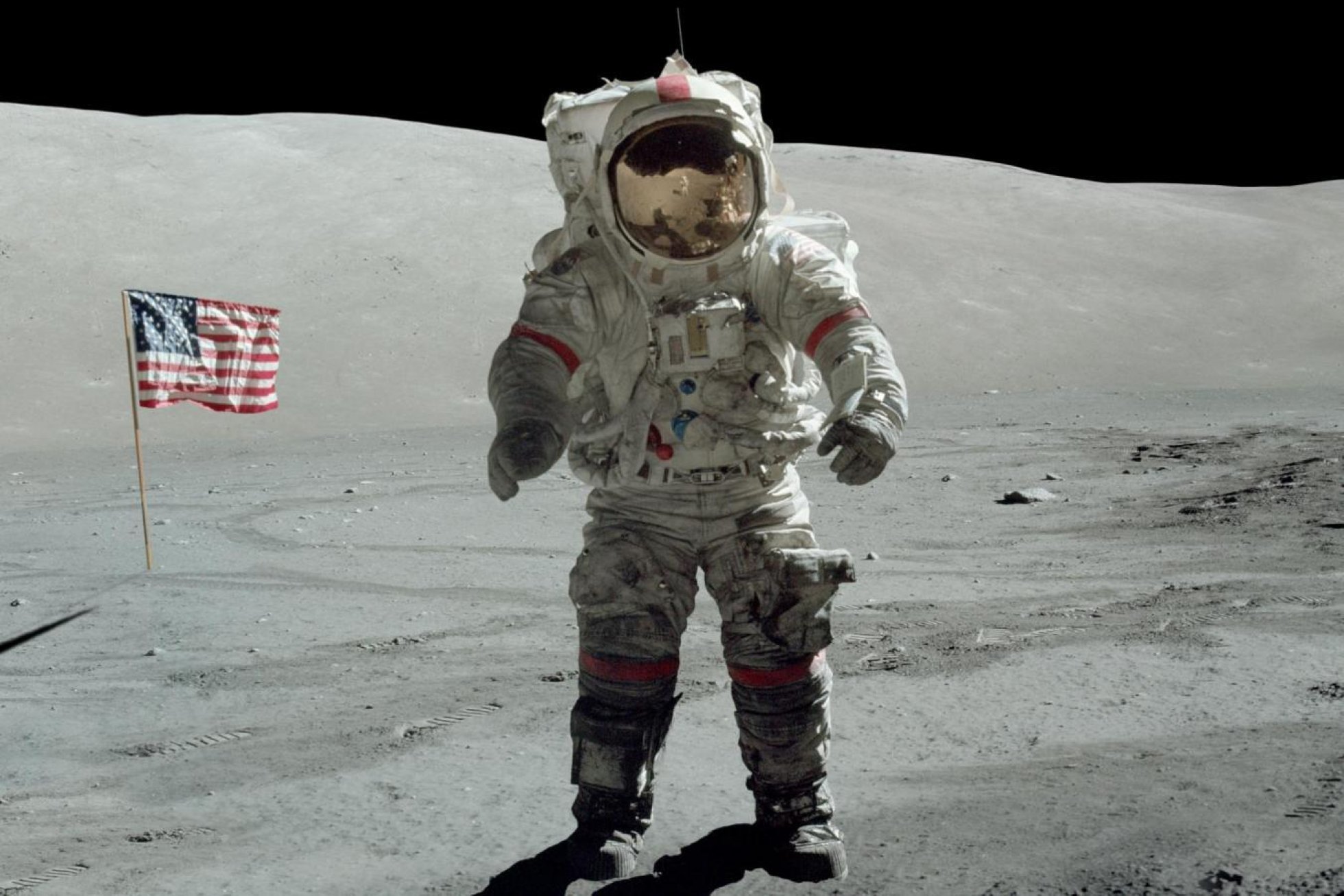 Шагающий по луне. Аполлон 17 Юджин Сернан. Человек на Луне. Первый человек на Луне фото.