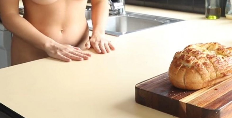 Her viser hun, hvordan man laver mad uden en trevl på kroppen