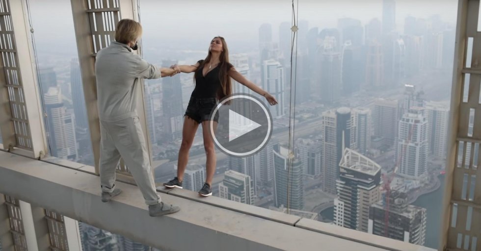 Vanvittigt photoshoot: Model hænger fra 77. etage UDEN sikkerhedsudstyr