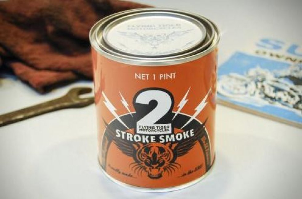 Two Stroke Smoke Candle er lyset der fylder dit hjem med duften af garage