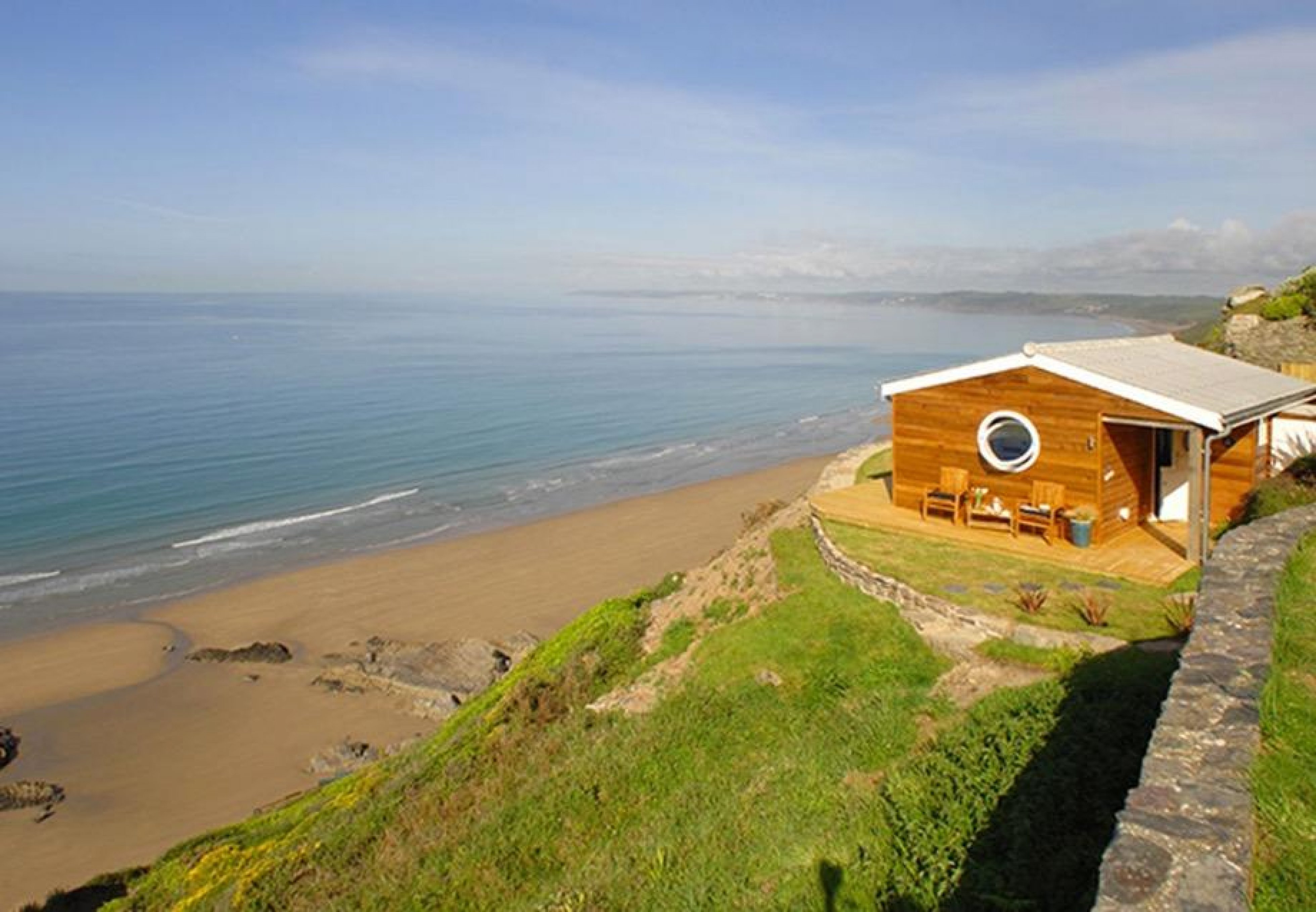 Сняли красивый домик на берегу моря