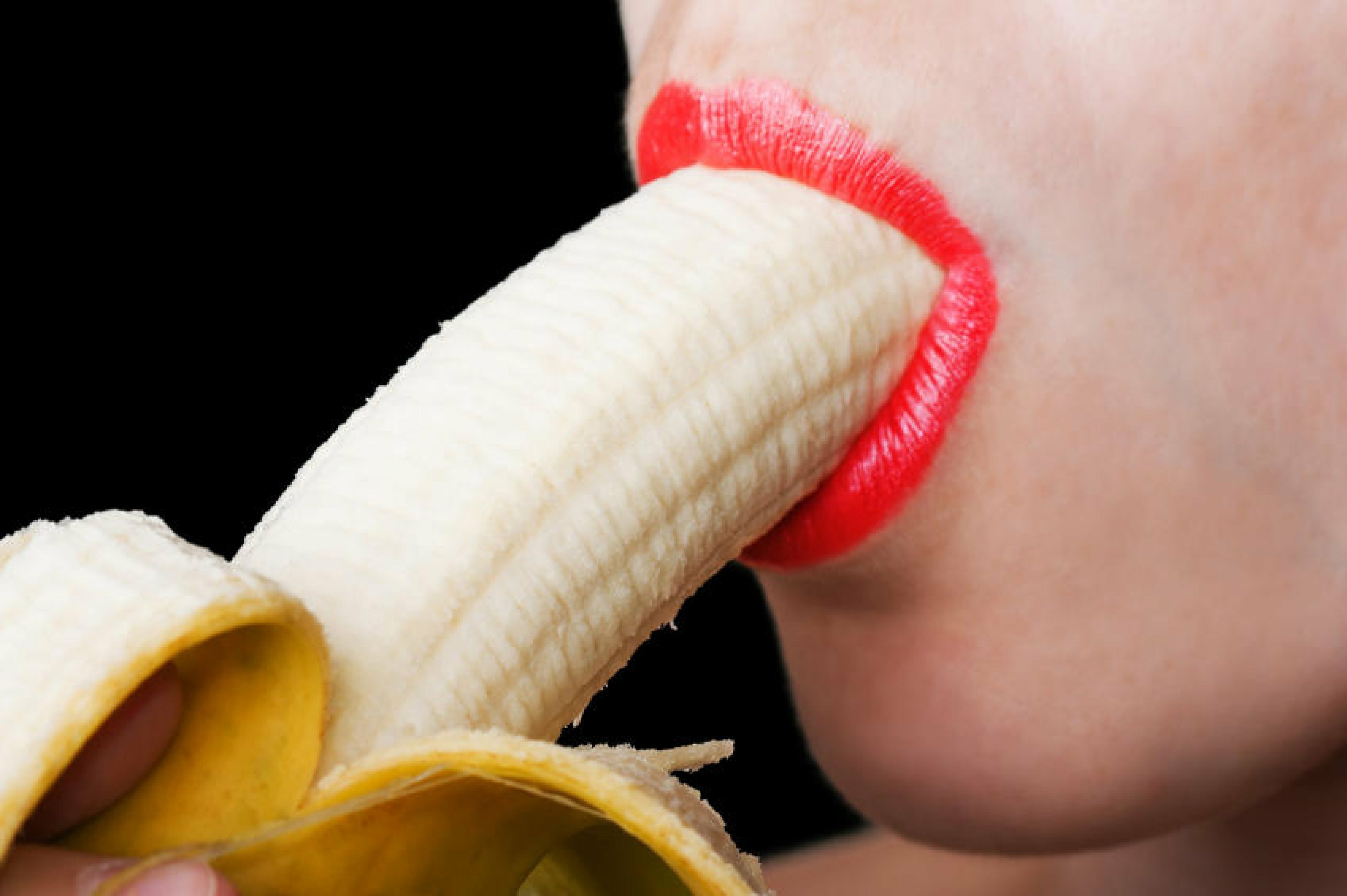 Техники отсоса. Девушка с бананом во рту. Девушка облизывает банан. Оральный картинки. Мужские губы с бананом.
