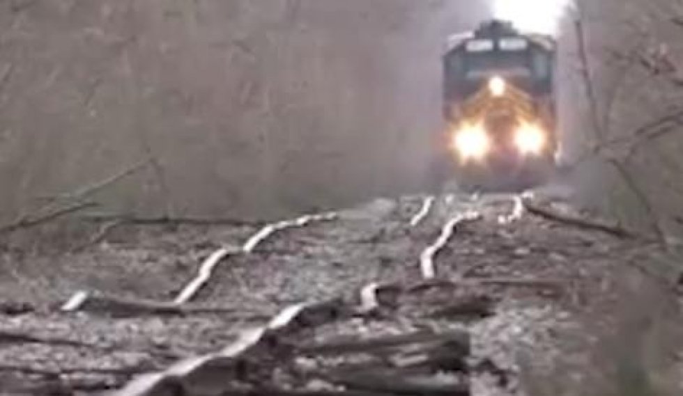 Se tog med 34 vogne klare verdens mest smadrede skinner - selvom der er en smule slinger i valsen