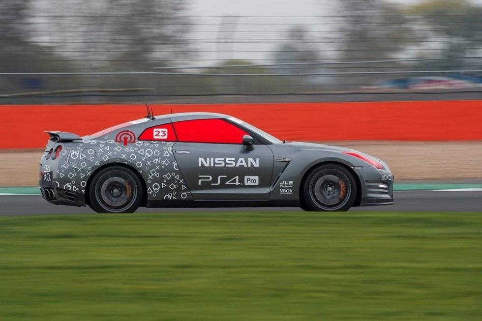 Se verdens første PlayStation-styrede Nissan GT på Silverstone banen