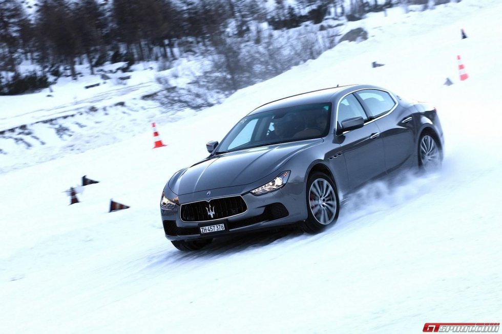 Se en Maserati drøne rundt i snedækkede alper i Italien