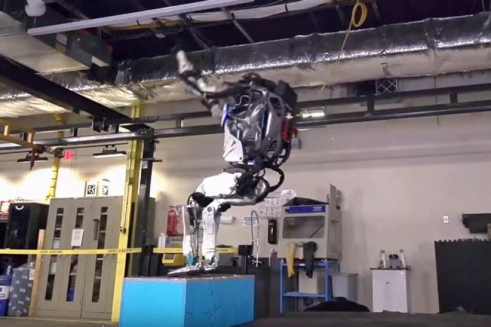 Ny robot kan lave en backflip, og Skynet har aldrig været tættere på