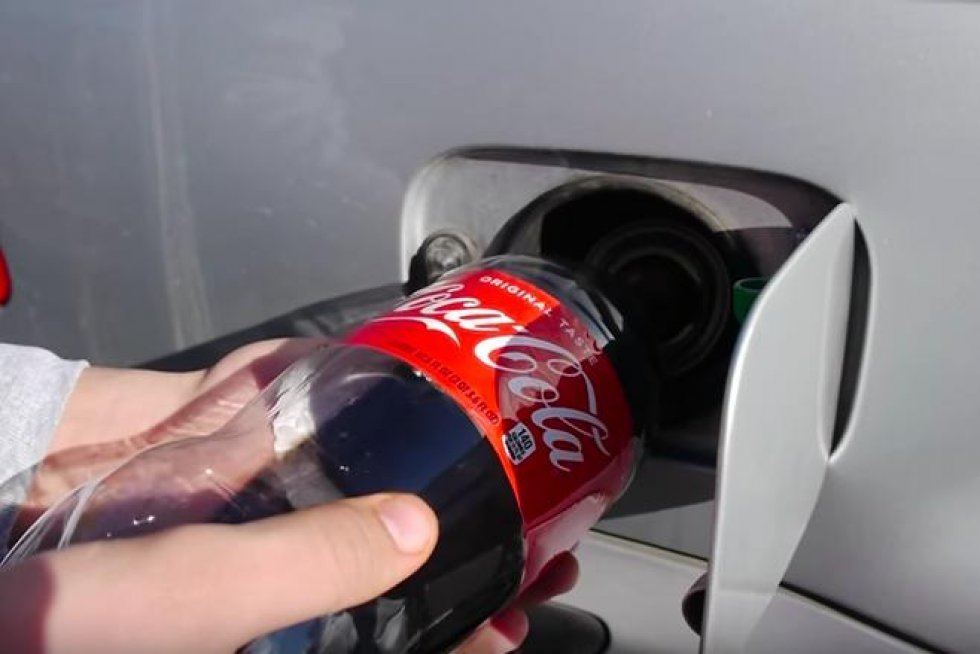 Se hvad der sker, hvis du fylder din bil med Coca Cola 
