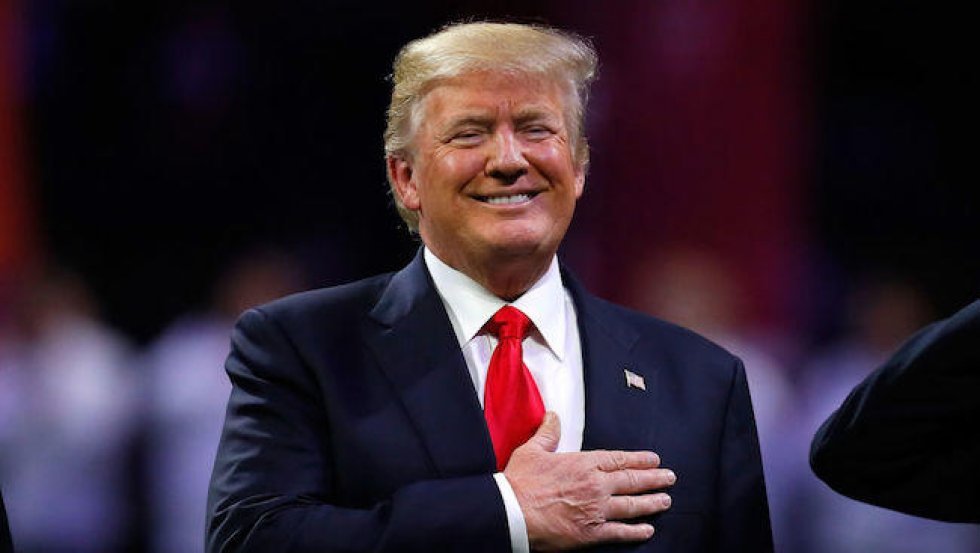 'Bad Lip Reading' afslører, hvad Trump egentlig sang under the National Anthem