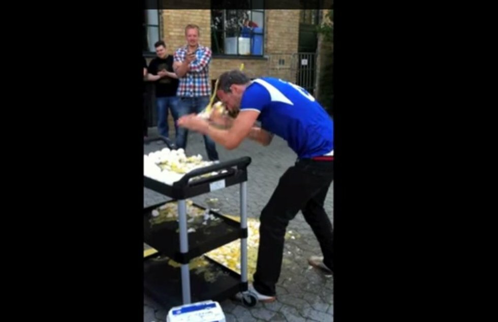 Video: Sådan forsøger du at stikke verdensrekorden i at smadre æg med hovedet...