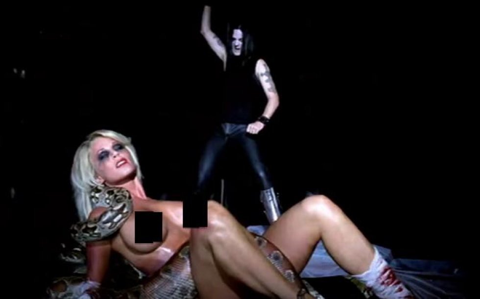 Porno, tortur og heroin: Her er de 8 mest chokerende musikvideoer nogensinde