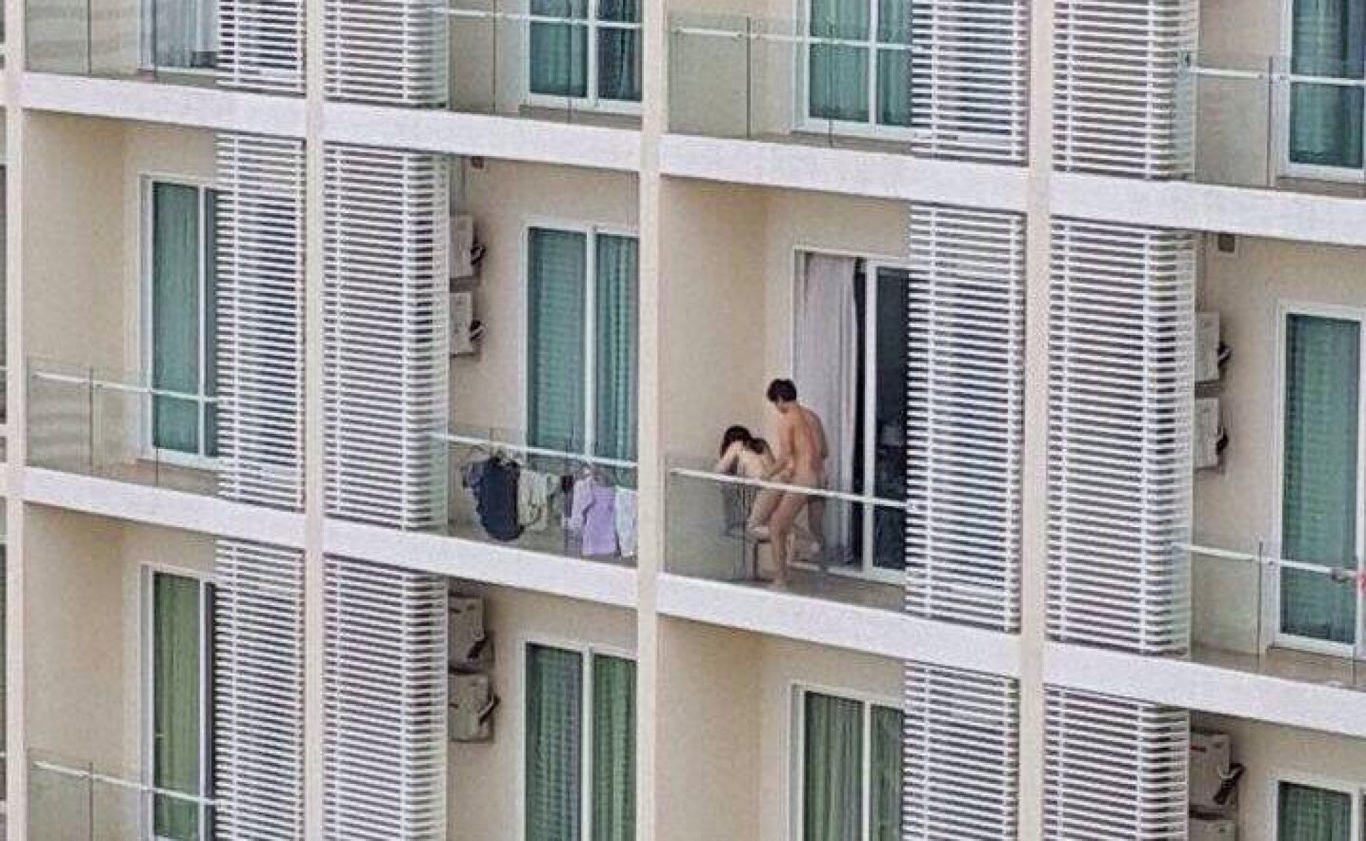 мужик выходит на балкон голым фото 28