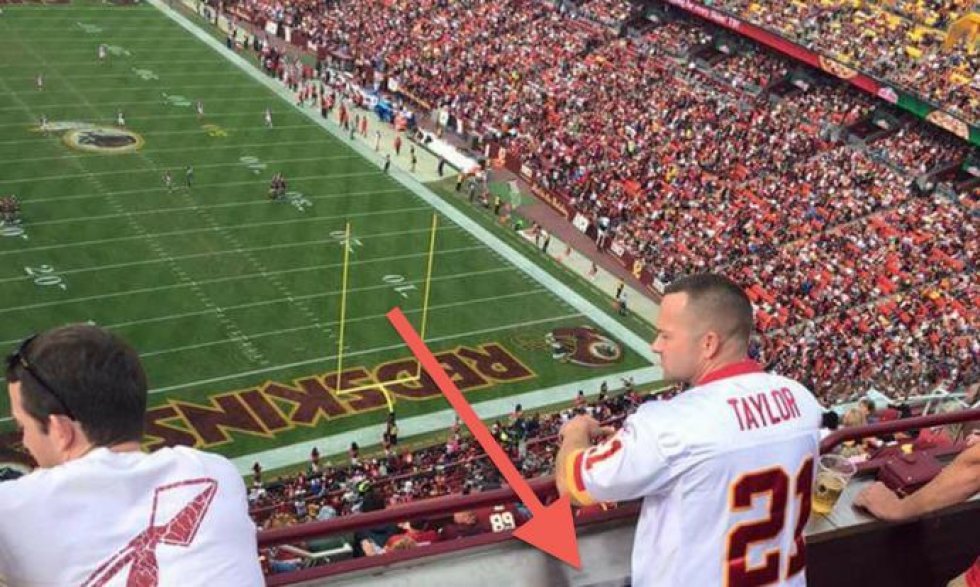 Dette billede har lagt internettet ned: Mand får blowjob under NFL-kamp