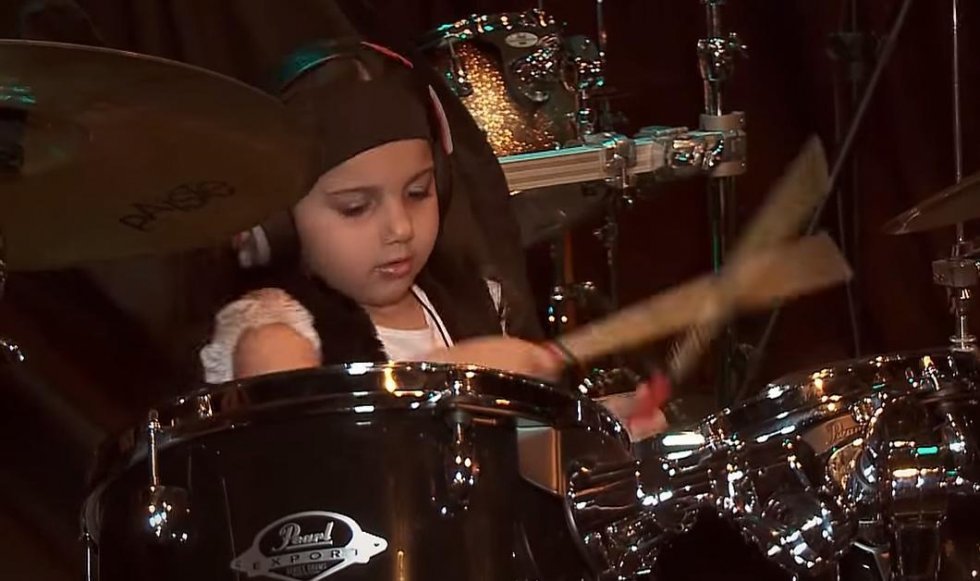 Verdens sejeste 5-årige pige nailer fuldstændig System of a Down's 'Chop Suey' på trommer