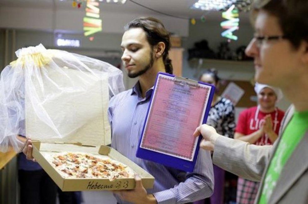 Se de skøre billeder: Russisk mand gifter sig med... en pizza!