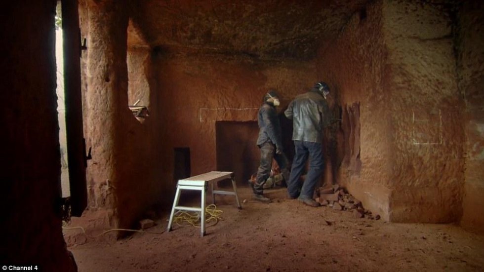Mand forvandler 250 millioner år gammel grotte til den vildeste luksus-hybel