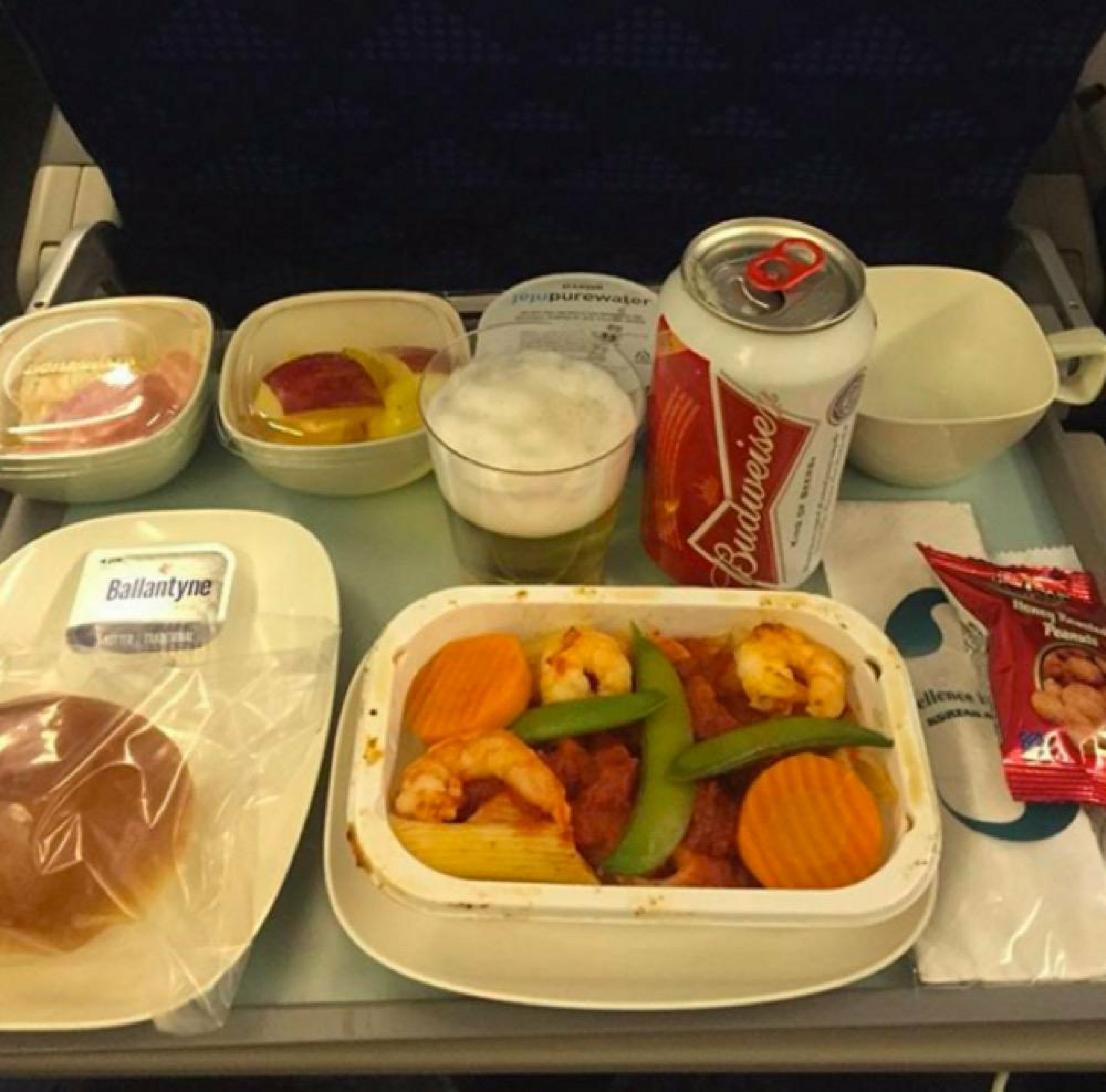 Обед в самолете. Еда в самолете. Еда в самолете эконом. Еда в самолете бизнес класс.
