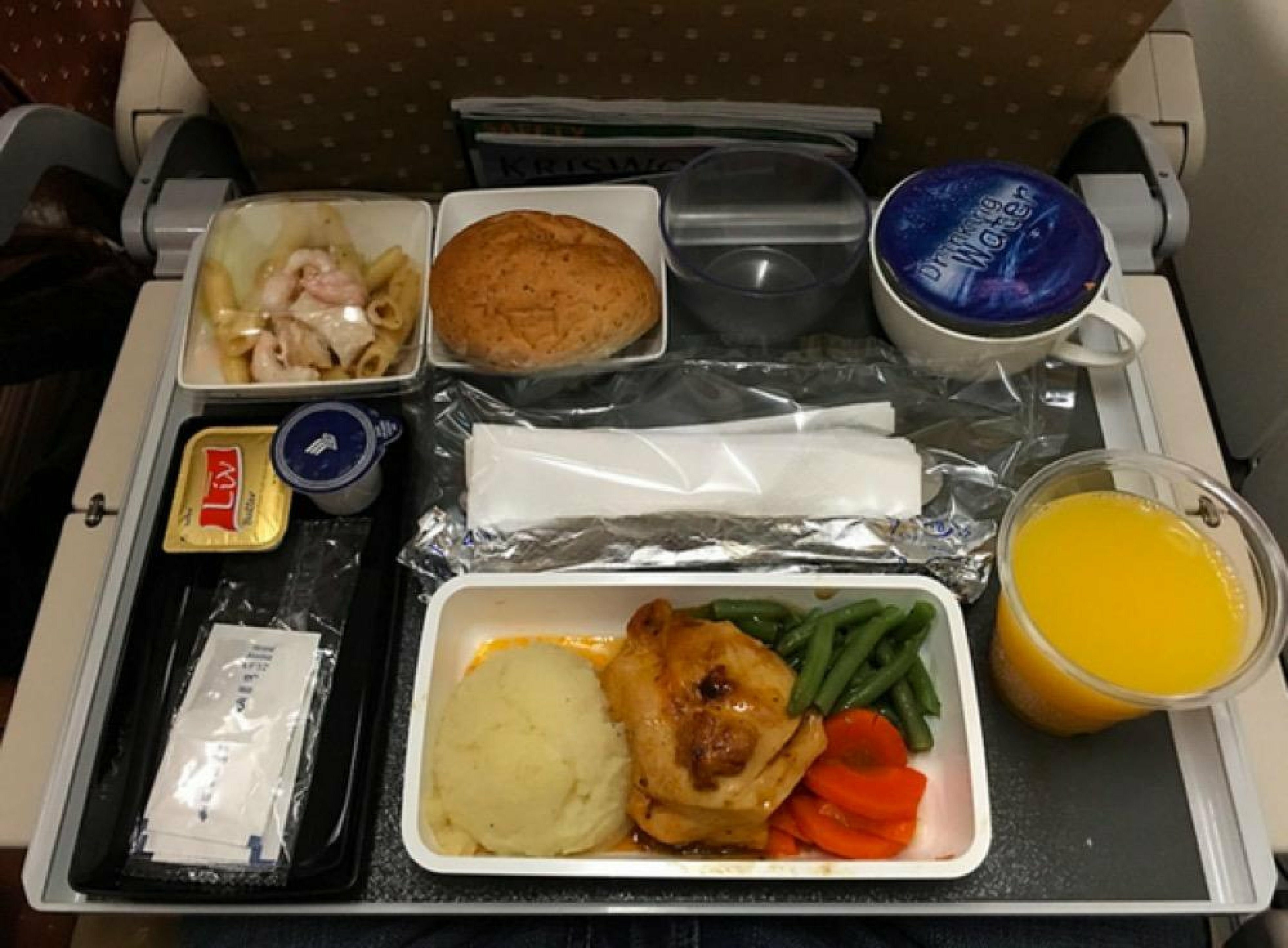 Сколько кормят в самолете. Сингапур Аирлинес эконом класс. Еда в самолете эконом класса. Сингапур Эйрлайнс питание. Бизнес класс питание.