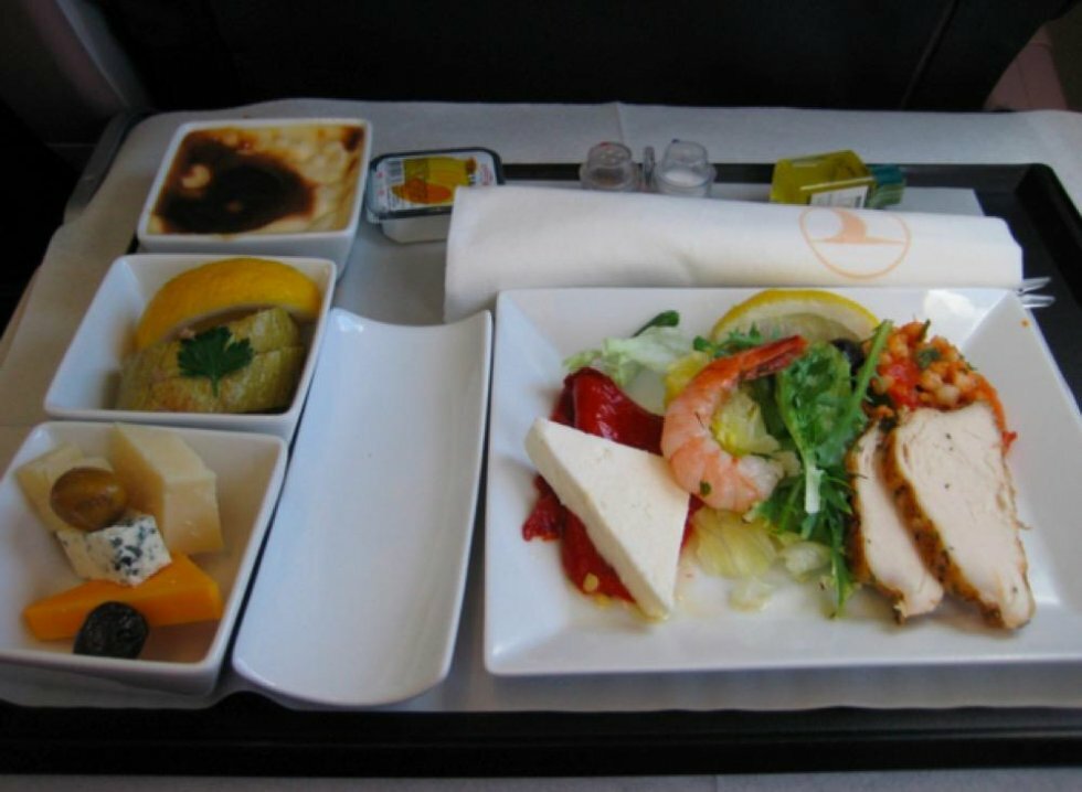 Business vs monkey class: Så stor forskel er der på maden når du flyver
