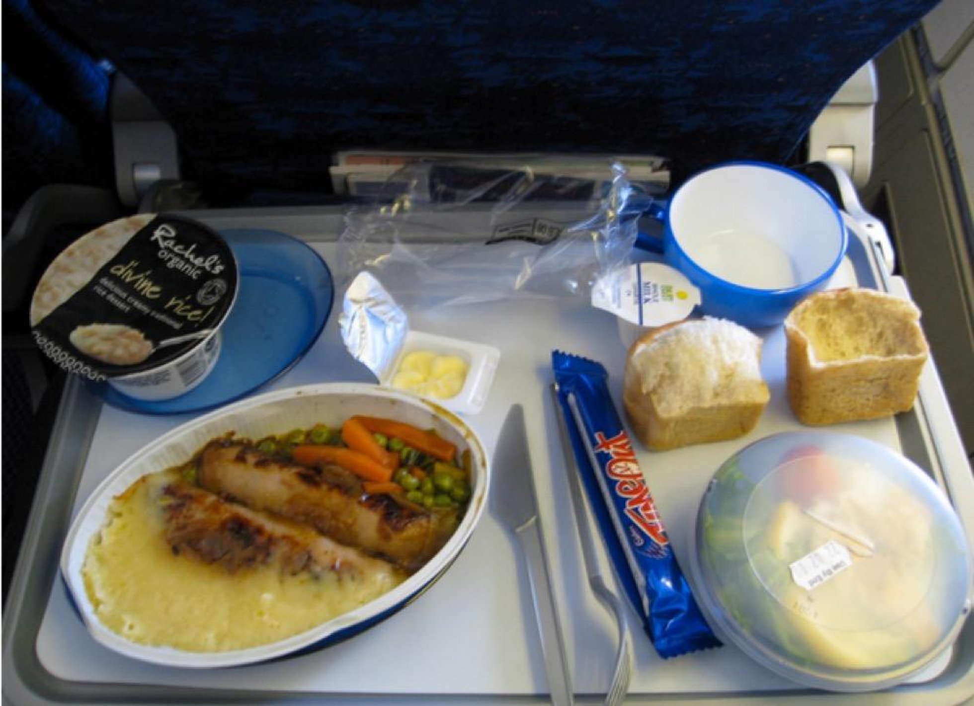 Сколько кормят в самолете. Еда в самолете. Обед в самолете. Еда в самолете бизнес класс. Еда в бизнес классе.