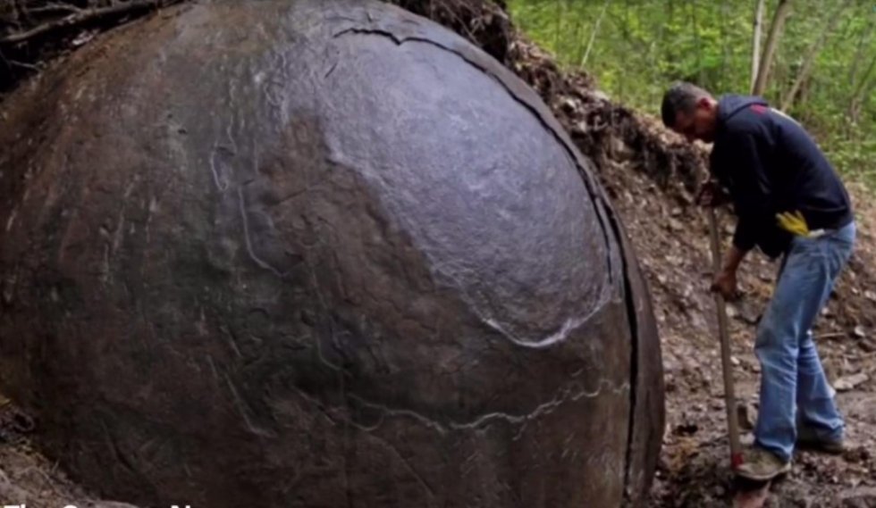 Virkelighedens Indiana Jones finder mystisk kæmpe-objekt i skov