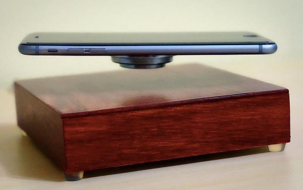 Denne magiske kasse oplader din mobil mens den svæver i luften