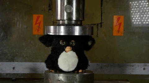 Se det voldsomme resultat når Furby møder en hydraulisk presse
