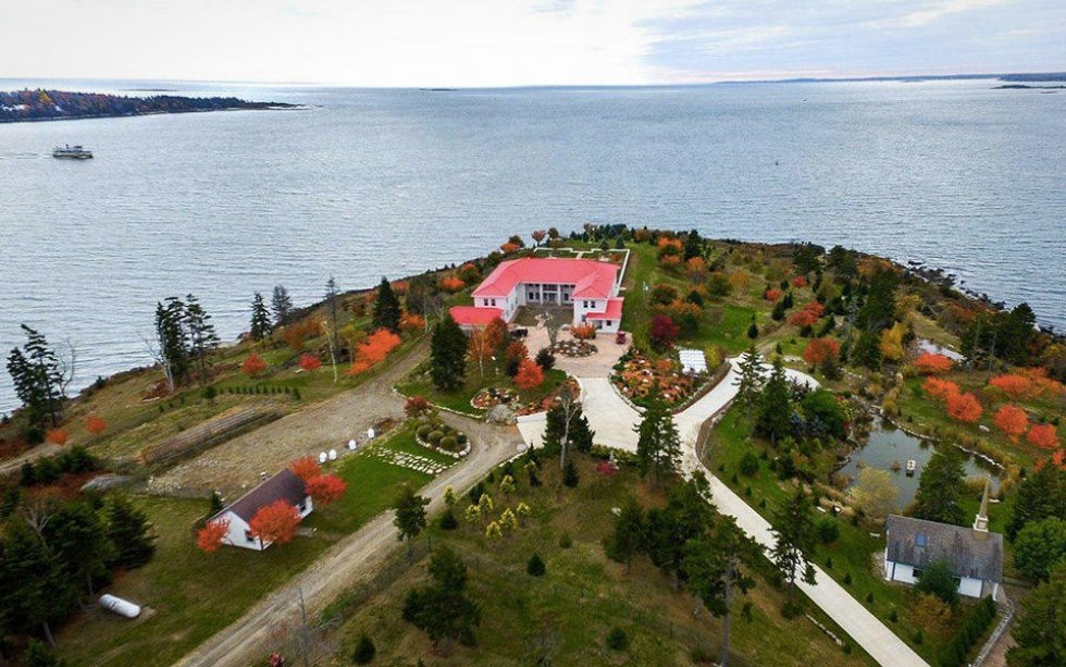 Nu kan du eje din egen ø med værtshus, kirke og 3 kilometer kystlinje