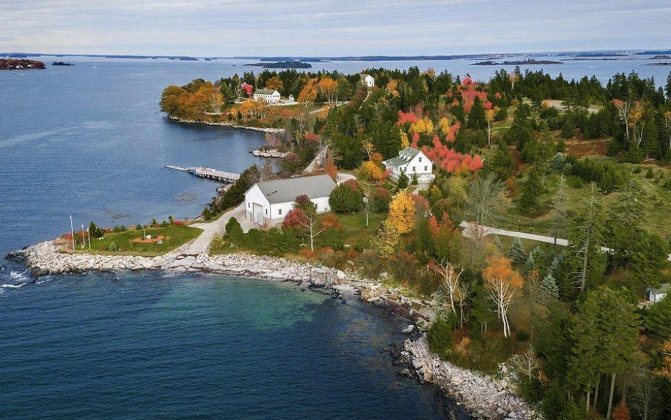 Nu kan du eje din egen ø med værtshus, kirke og 3 kilometer kystlinje