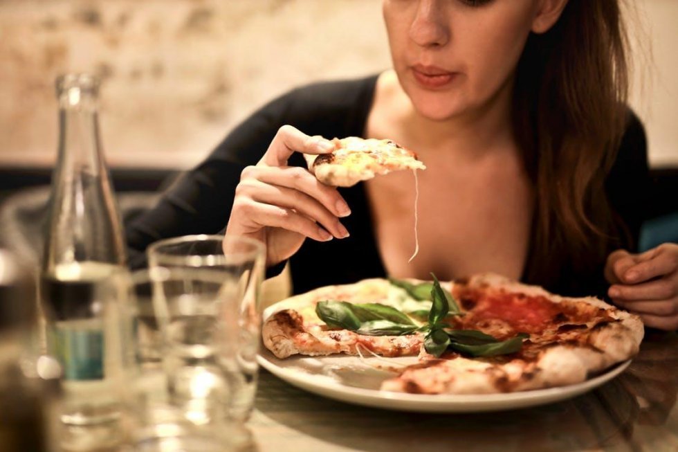 Studie: Mænd spiser mere pizza, når de er sammen med kvinder