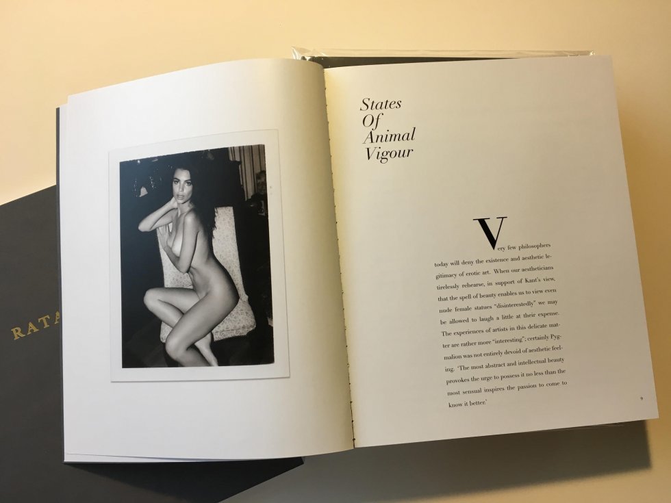 Imperial Publishing / Jonathan Leder - Emily Ratajkowski smider tøjet i 32 aldrig-før-sete fotos i ny udgave af kunstbog