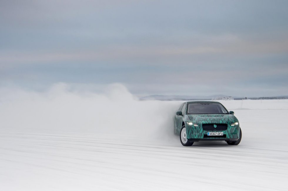 I et testklima med temperaturer helt ned til minus 40 grader på Jaguar Land Rovers arktiske tests center i det nordlige Sverige, har Jaguar I-PACE bevist, at den også klarer sig perfekt i det kolde nord. - Jaguars elbil meldes klar til landevejene