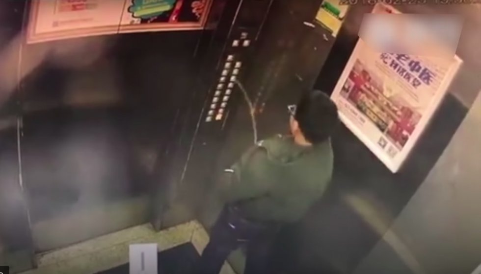 Dagens Karma: Dreng vælger at tisse i en elevator, hvorefter den kortslutter