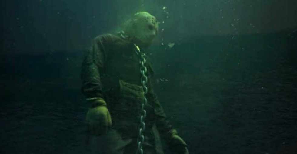 Nogen har placeret en Jason Vorhees-figur i bunden af en sø for at skræmme turister og dykkere
