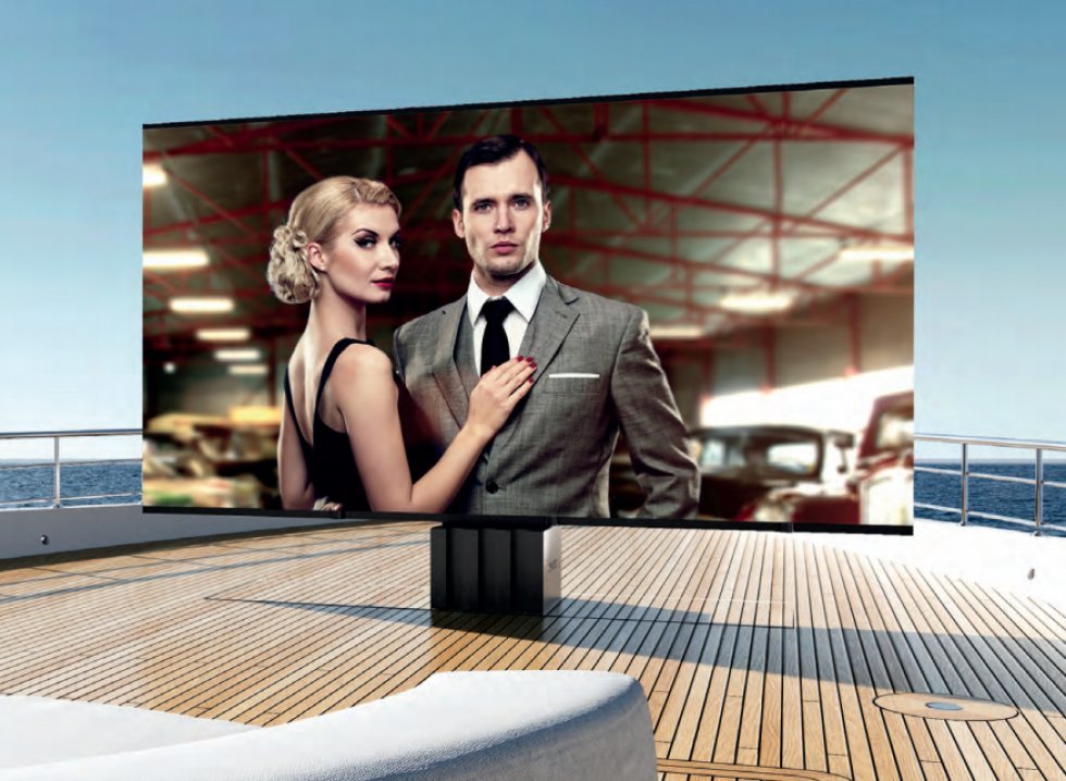 Til manden, der har alt: 200" selvudfoldende LCD-skærm til en luksusyacht