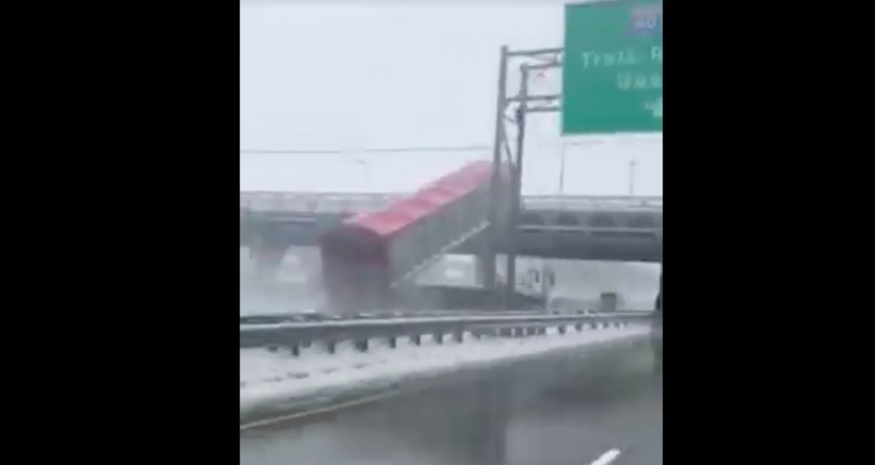 Uheldig lastbilchauffør smadrer sit læs ind i overliggende vej