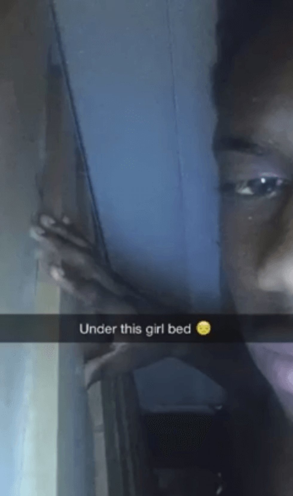 Uheldig fyr fanges under sin kærestes seng, da svigermor kommer hjem