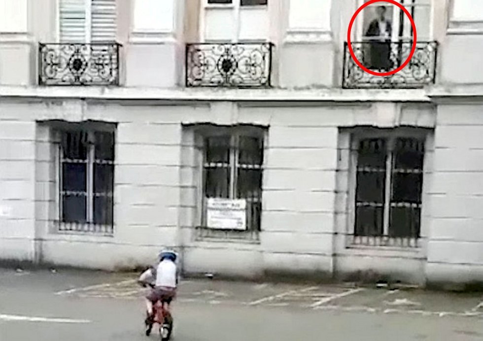 Kvinde fanger spøgelseslignende figur på kamera, mens hun filmer sin søns cykeltur