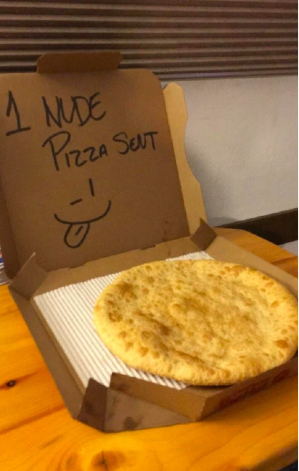 Se hvad der sker, når du skriver 'Send Nudes' til Pizza Hut