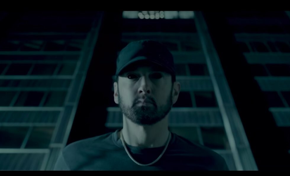 Eminem forvandles tilbage til The Real Slim Shady i musikvideoen til Fall